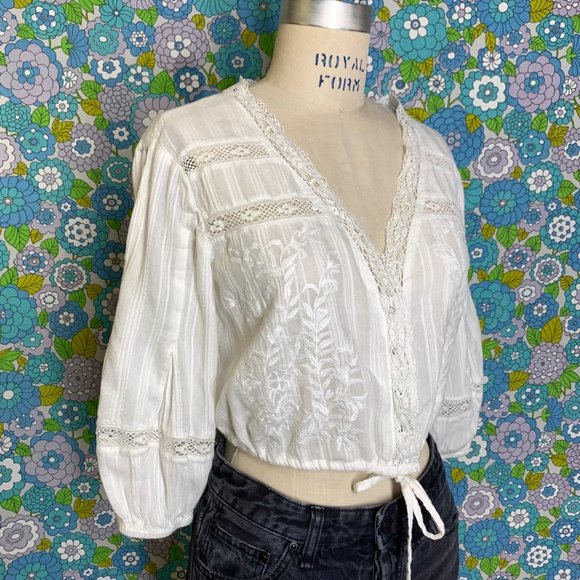Free People White Boho V Neck Cropped Lace Floral Embroidered Blouse Size XS - Picture 3 of 13